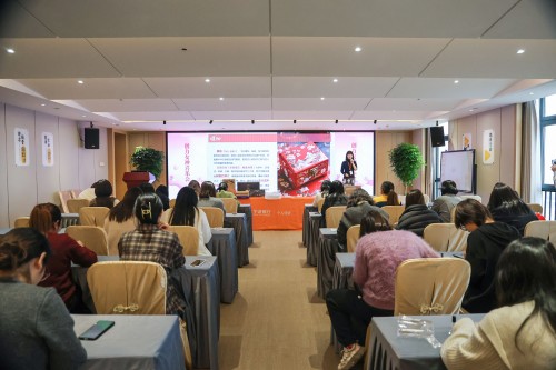 【指尖承古韵 春日聚芳华】 创力集团举办妇女节非遗手工制作活动(图1)