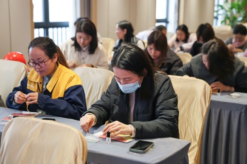 【指尖承古韵 春日聚芳华】 创力集团举办妇女节非遗手工制作活动(图2)