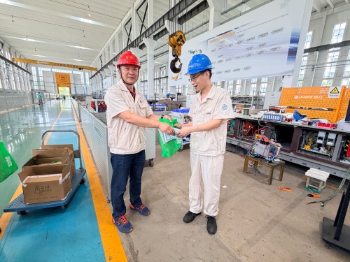 微信图片_20260723104156_339_84.jpg 高温下的守护!青浦工业园区、青浦重固镇总工会为创力集团“送清凉”(图7)