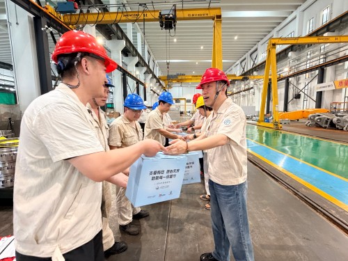 微信图片_20260723104158_342_84.jpg 高温下的守护!青浦工业园区、青浦重固镇总工会为创力集团“送清凉”(图5)